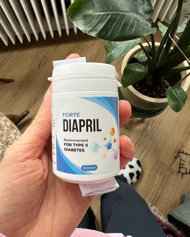 Hand hält eine Dose Diapril Forte, im Hintergrund eine Zimmerpflanze