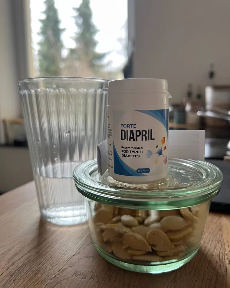 Dose Diapril Forte auf einem Glas, daneben ein Wasserglas in der Küche